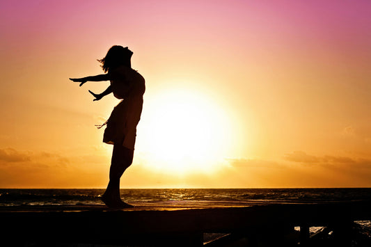 Mujer respirando profundo con paz interior sin ansiedad