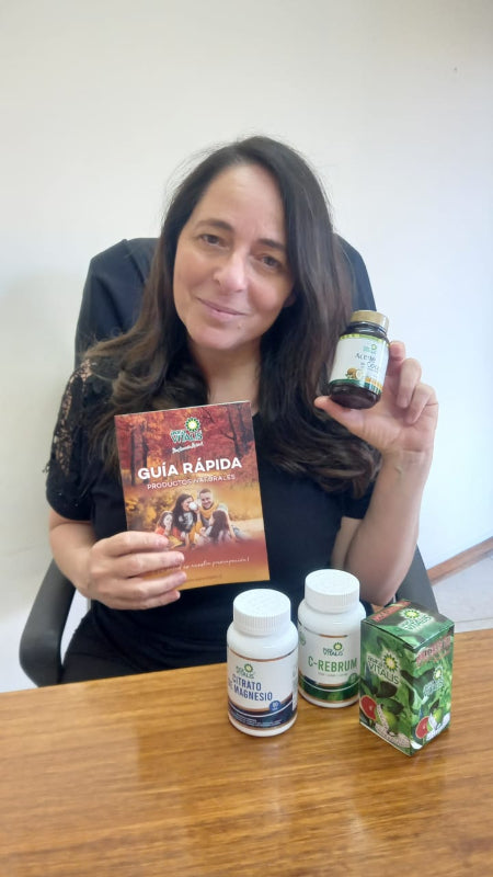 Clienta feliz con sus productos naturales