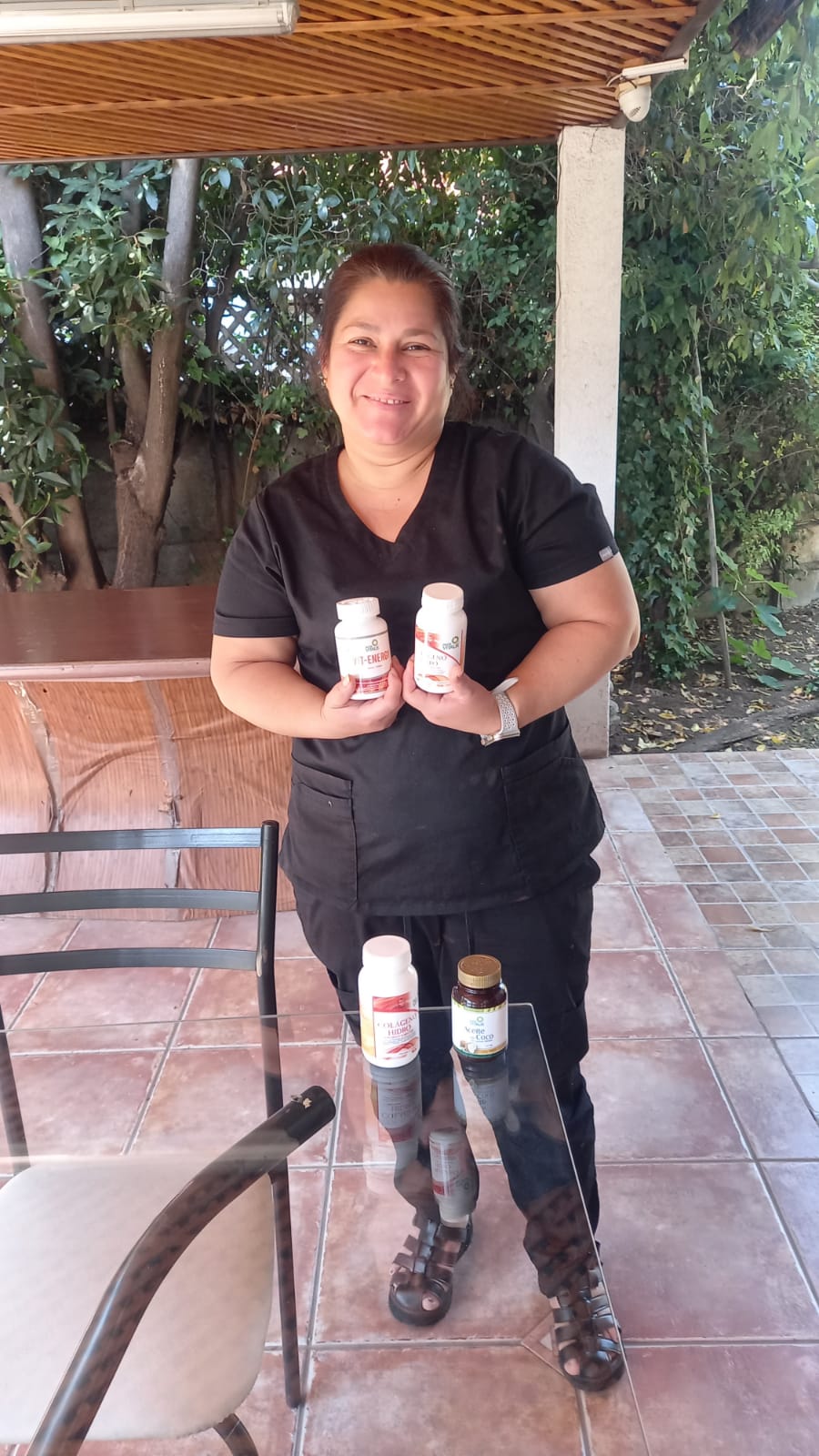 clienta feliz con sus productos naturales